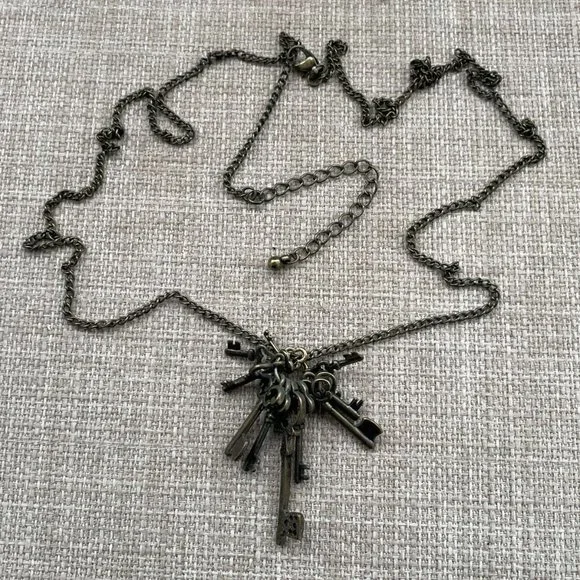 Nordstrom Rack Necklaces Antique Glod Tone Keys Statement Pendant Jewelry - Picture 3 of 11